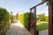Lazise-apartment-piscina-giardino4.jpg