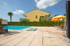 Lazise-apartment-piscina-giardino45.jpg